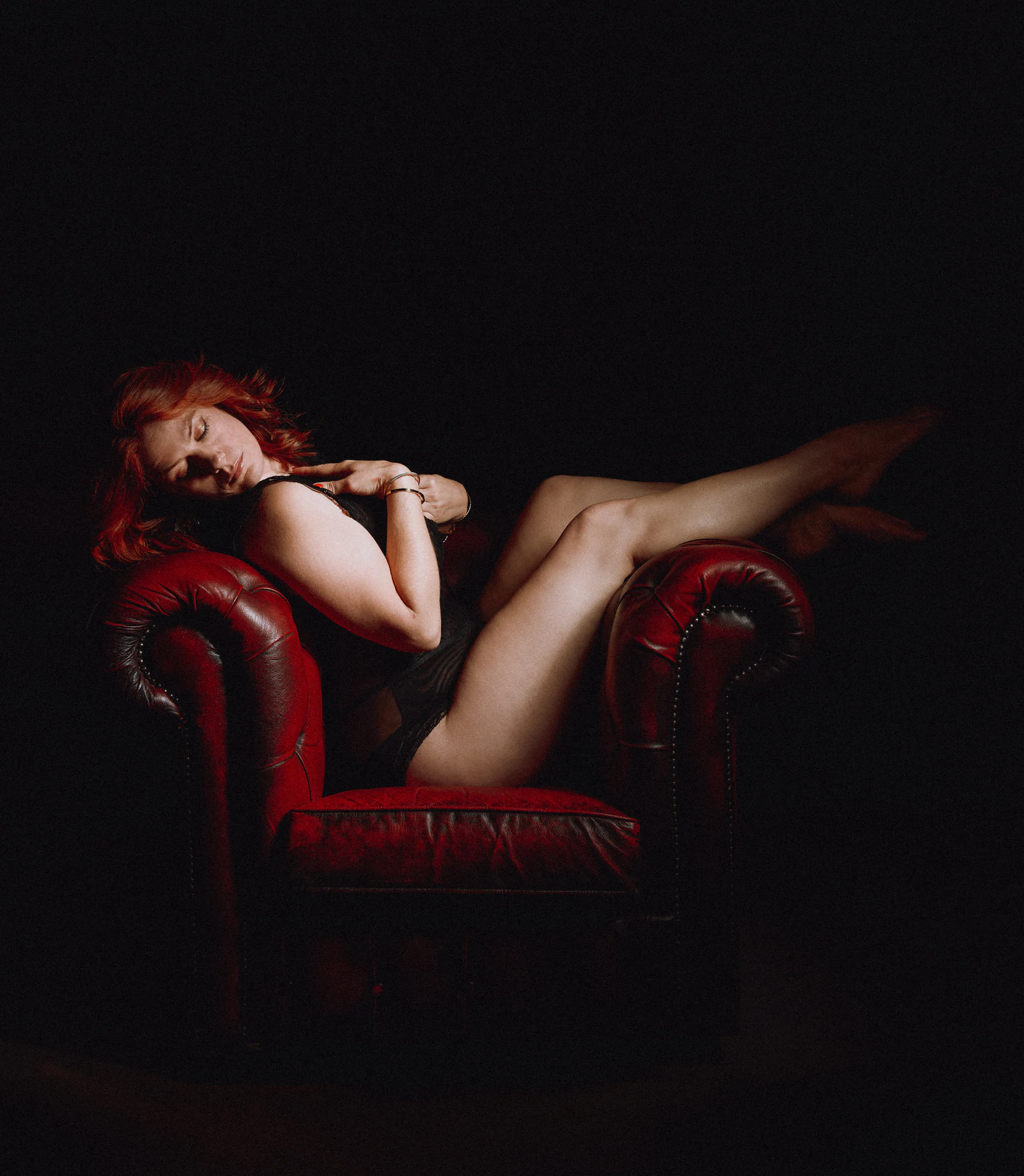 Portrait de Rousse se Rebelle sur le fauteuil Chesterfield