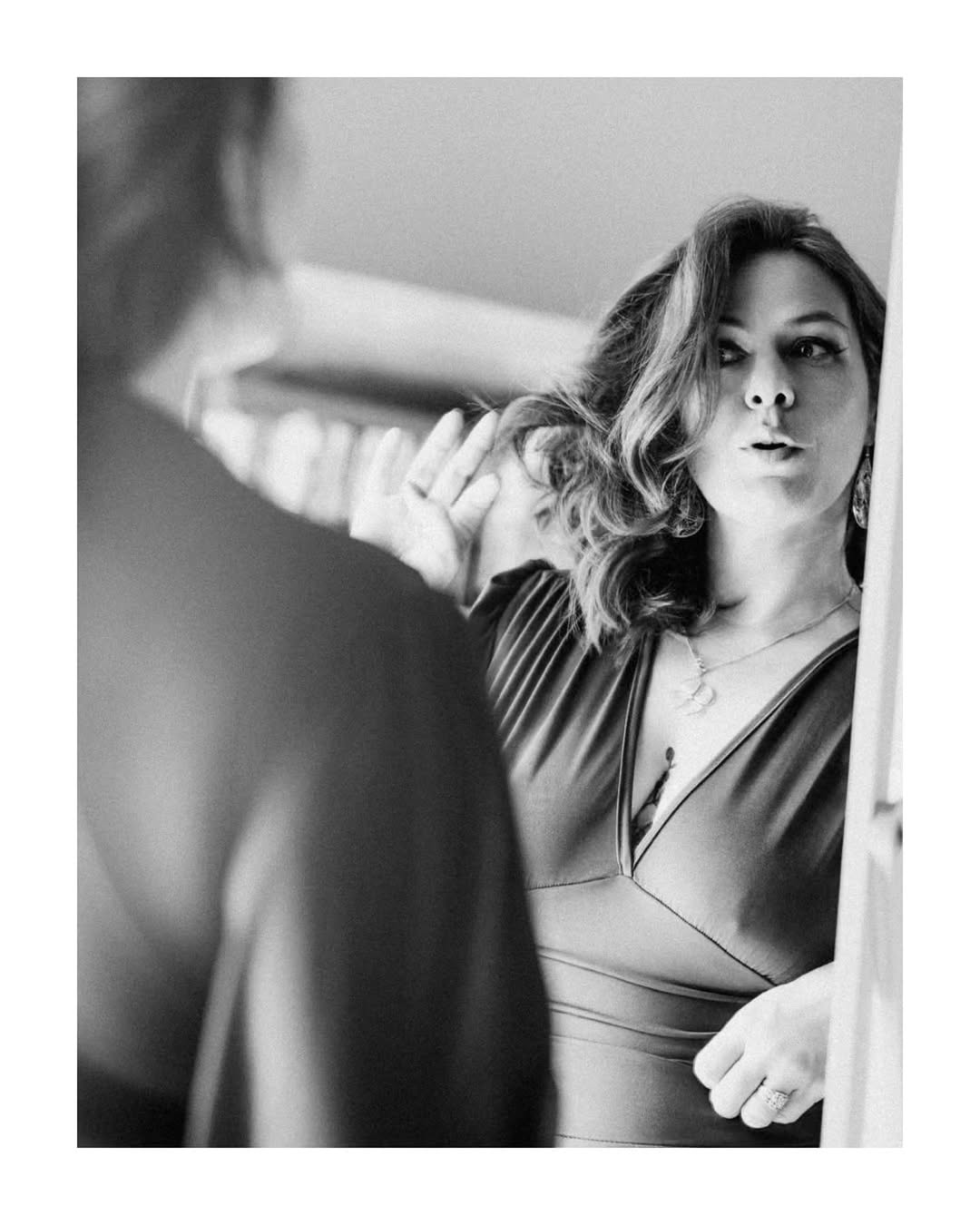 Black-and-white mirror portrait of Rousse se Rebelle
