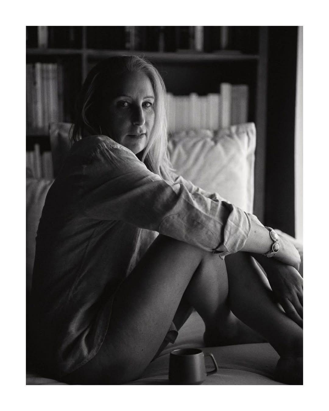 Black-and-white portrait of BleuOcéan seated by a bookcase